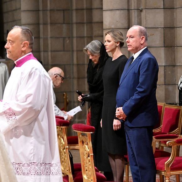 La princesse Caroline de Hanovre, La princesse Charlène de Monaco, Le prince Albert II de Monaco - La famille princière monégasque a assisté à la messe pontificale en hommage au pape François, célébrée en la Cathédrale de Monaco par Monseigneur Dominique-Marie David, le 22 avril 2025.
© Bruno Bebert / Bestimage
