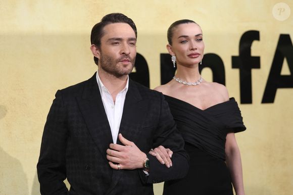 Ed Westwick et Amy Jackson au photocall du gala AmFar 2025 by Chopard à l'Hôtel du Cap-Eden-Roc à Antibes le 22 mai 2025.

© Moreau / Jacovides / Bestimage
