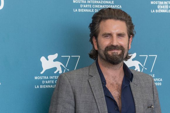 Grégoire Ludig au photocall du film "Mandibules" lors de la 77ème édition du Festival international du film de Venise, le 5 septembre 2020. 

Photo : Alec Michael / Zuma Press / Bestimage