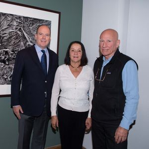 Il s'agit du photographe Sebastião Salgado

Exclusif - Invité du couple Salgado (Sebastiao et sa femme Leila), le prince Albert de Monaco visite l'exposition Genesis du célèbre photographe, à la maison européenne de la photographie à Paris, le 8 novembre 2013. © Frédéric Nebinger/Saussier/Bestimage
