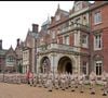 Depuis quatre générations, Sandringham House est la résidence de la famille royale à Noël.

Le prince Charles de Galles remet des decorations au 2eme bataillon pour service rendu en Afghanistan en la maison royale de Sandringham.