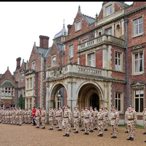 Depuis quatre générations, Sandringham House est la résidence de la famille royale à Noël.

Le prince Charles de Galles remet des decorations au 2eme bataillon pour service rendu en Afghanistan en la maison royale de Sandringham.