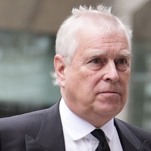 L'ancien duc est aujourd'hui accusé d'avoir transmis des documents confidentiels au sulfureux Jeffrey Epstein dans les années 2000.
Info du 30/10/2025 (Appelez le Andrew Mountbatten Windsor : Charles III ordonne de retirer le titre de prince à son frère Andrew et le pousse à déménager) - Info - Le prince Andrew, empêtré dans des scandales, renonce à son titre royal et ses honneurs.
|Archives du prince Andrew, duc d'York