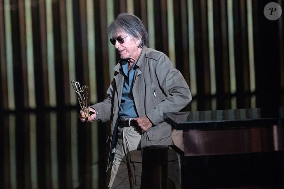 Jacques Dutronc reçoit un prix d'honneur de son fils Thomas Dutronc lors des 37e Victoires de la Musique à la Seine Musicale le 11 février 2022 à Boulogne-Billancourt, France. Photo by David Niviere/ABACAPRESS.COM
