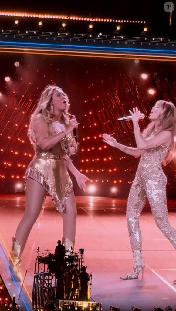 Et ce n'est pas tout ! L'heureuse maman de trois enfants a également confié sur scène la chanteuse Miley Cyrus pour chanter avec elle leur duo : "Il Most Wanted".

FRANCE Miley Cyrus monte sur scène et rejoint Beyoncé lors de son spectacle Cowboy Carter Tour à Paris. 2025.