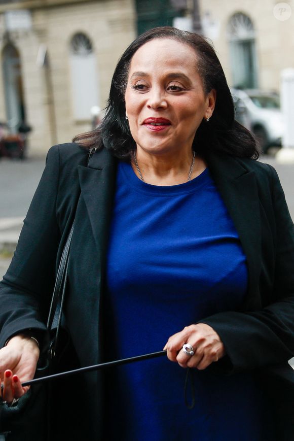 Sandra Camprasse (attachée de presse) aux arrivées aux obsèques du producteur Humbert Ibach (Mémé Ibach), figure du disque et de la TV des années 70/90, en l’église Notre Dame d’Auteuil à Paris, France, le 12 mai 2025. © Christophe Clovis/Bestimage