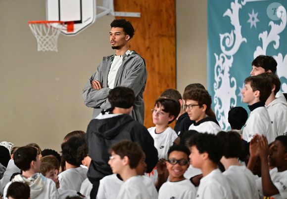 Le joueur international français de basket-ball et pivot des Spurs de San Antonio (NBA) Victor Wembanyama est revenu dans sa ville du Chesnay-Rocquencourt (Yvelines) pour inaugurer deux terrains de basket en partie financés par la fondation des San Antonio Spurs, en France, le 21 janvier 2025. © Christian Liewig/Bestimage