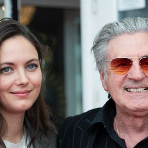 En secondes noces, Daniel Auteuil a épousé Emmanuelle Béart, avec qui il a eu une seconde fille, Nelly Auteuil, qui travaille elle-aussi dans le milieu du cinéma.

Nelly Auteuil et Daniel Auteuil au Photocall Le Fil dans le cadre du 38ème Festival du Film de Cabourg à Cabourg, France, le 14 juin 2024. Photo par Aurore Marechal/Abaca