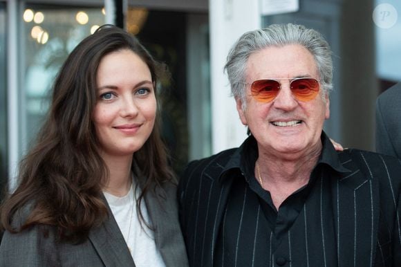 En secondes noces, Daniel Auteuil a épousé Emmanuelle Béart, avec qui il a eu une seconde fille, Nelly Auteuil, qui travaille elle-aussi dans le milieu du cinéma.

Nelly Auteuil et Daniel Auteuil au Photocall Le Fil dans le cadre du 38ème Festival du Film de Cabourg à Cabourg, France, le 14 juin 2024. Photo par Aurore Marechal/Abaca