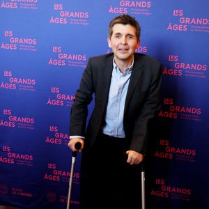 Thomas Sotto en béquilles - Vernissage de l'exposition "Les grands âges", photographies de Nikos Aliagas au musée de l'Homme à Paris le 7 avril 2026. © Dominique Jacovides/Bestimage