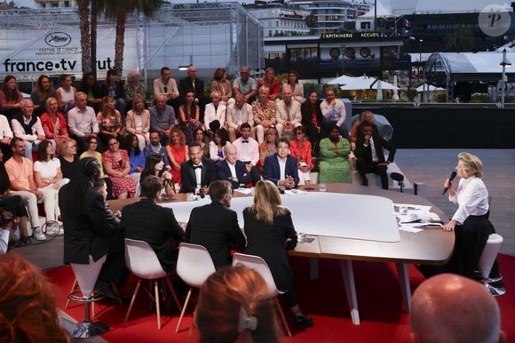 Exclusif - La chanteuse Marguerite, Mohamed Bouhafsi, Pierre Lescure, Patrick Cohen, Anne-Elisabeth Lemoine - Plateau de l'émission "C à vous" lors du 78ème Festival International du Film de Cannes le 19 mai 2025. © Jack Tribeca / Bestimage