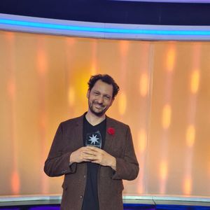 Éric Antoine a reçu son prix sur le plateau de La Roue De La Fortune. © Jack Tribeca / Bestimage