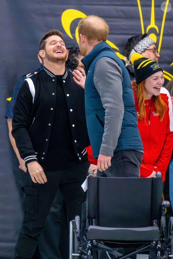 Le prince Harry, duc de Sussex, et Michael Bublé assistent à la dernière journée de l'événement "One Year to Go" avant les Invictus Games Vancouver Whistler 2025 et participent à une session de curling au Vancouver Curling Club du Hillcrest Community Centre à Vancouver, Canada, le 16 février 2024. ©Backgrid USA / Bestimage