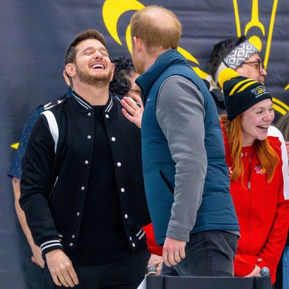 Le prince Harry, duc de Sussex, et Michael Bublé assistent à la dernière journée de l'événement "One Year to Go" avant les Invictus Games Vancouver Whistler 2025 et participent à une session de curling au Vancouver Curling Club du Hillcrest Community Centre à Vancouver, Canada, le 16 février 2024. ©Backgrid USA / Bestimage