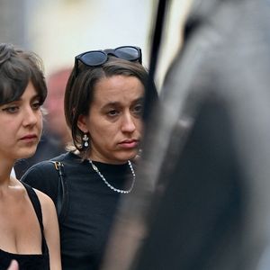 Ils racontent une enfance en Normandie, loin des projecteurs, avec un père à la fois exigeant et drôle.

Ninon Ardisson et Manon Ardisson assistant aux funérailles de Thierry Ardisson à l'église Saint Roch à Paris, France, le 17 juillet 2025. Photo par Franck Castel/ABACAPRESS.COM