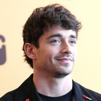 Charles Leclerc présente sa nouvelle ligne de vêtements : une collection élégante pour l'été avec une phrase signature du pilote