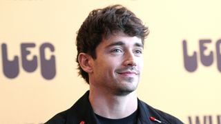 Charles Leclerc présente sa nouvelle ligne de vêtements : une collection élégante pour l'été avec une phrase signature du pilote