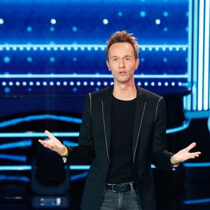 "Je ne sais pas si je suis chez moi, mais en tout cas j'ai été adopté par les Bretons et j'ai adopté la Bretagne comme autre 'nationalité', en plus de la Provence, où j’ai grandi", a-t-il confié pour Télé 7 jours.

Exclusif  - Cyril Féraud - Enregistrement de l'émission "100% logique" présentée par C. Feraud et qui sera diffusée le 5 avril 2024 au Studio du Lendit à Saint-Denis, France, le 20 décembre 2024. © Christophe Clovis / Bestimage