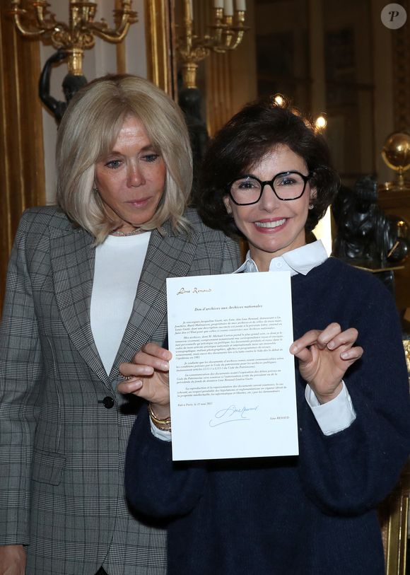 Brigitte Macron et Rachida Dati (Ministre de la Culture), qui montre la lettre de Line Renaud pour le don qu’elle fait aux Archives Nationales - Line Renaud fait don de ses archives aux Archives Nationales au Ministère de la Culture, Paris le 12 Mai 2025. L’ex-meneuse de revue qui fêtera ses 97 ans le 2 juillet prochain a remis à la ministre de la Culture R. Dati, la lettre par laquelle elle fait don de ses archives (correspondances, papiers et documents personnels et professionnels) à l’État. Un moment fort en émotions qu’elle a partagé avec ses «enfants de cœur». © Bertrand Rindoff / Bestimage