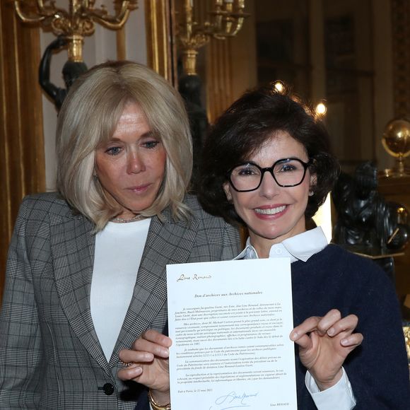Brigitte Macron et Rachida Dati (Ministre de la Culture), qui montre la lettre de Line Renaud pour le don qu’elle fait aux Archives Nationales - Line Renaud fait don de ses archives aux Archives Nationales au Ministère de la Culture, Paris le 12 Mai 2025. L’ex-meneuse de revue qui fêtera ses 97 ans le 2 juillet prochain a remis à la ministre de la Culture R. Dati, la lettre par laquelle elle fait don de ses archives (correspondances, papiers et documents personnels et professionnels) à l’État. Un moment fort en émotions qu’elle a partagé avec ses «enfants de cœur». © Bertrand Rindoff / Bestimage