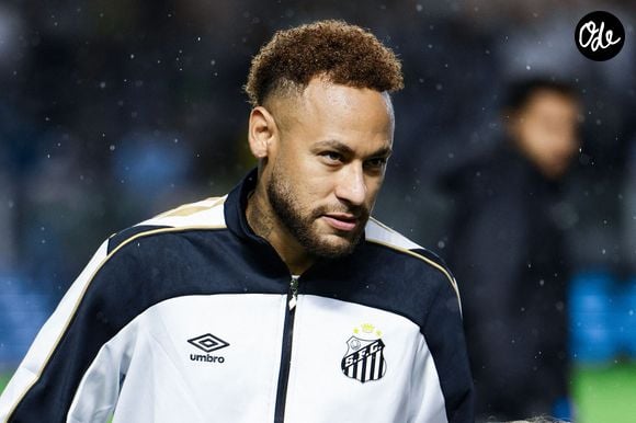 Avant même son lancement officiel, la marque a écoulé près de 300 000 unités en précommande, selon les informations du magazine économique brésilien Pequenas Empresas & Grandes Negócios. 

10 mai : Neymar de Santos lors du match du Brasileirão 2026 entre Santos et Bragantino au stade Vila Belmiro, le 10 mai 2026 à Santos, Brésil.