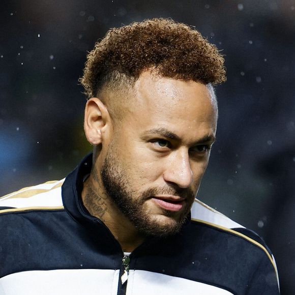 Avant même son lancement officiel, la marque a écoulé près de 300 000 unités en précommande, selon les informations du magazine économique brésilien Pequenas Empresas & Grandes Negócios. 

10 mai : Neymar de Santos lors du match du Brasileirão 2026 entre Santos et Bragantino au stade Vila Belmiro, le 10 mai 2026 à Santos, Brésil.
