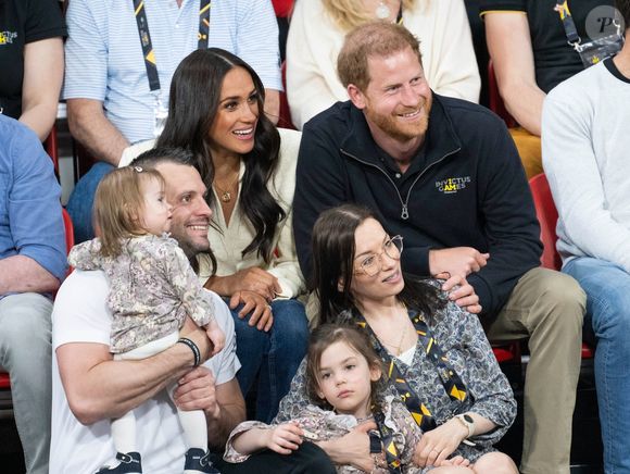 Le prince Harry et Meghan Markle assistent à la finale d'athlétisme, au deuxième jour des Invictus Games 2020 à La Haye, le 17 avril 2022. (Backgrid UK/ Bestimage).