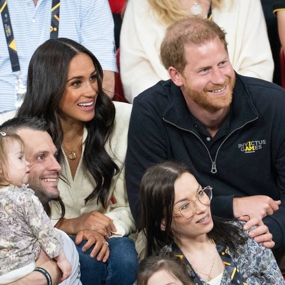 Le prince Harry et Meghan Markle assistent à la finale d'athlétisme, au deuxième jour des Invictus Games 2020 à La Haye, le 17 avril 2022. (Backgrid UK/ Bestimage).