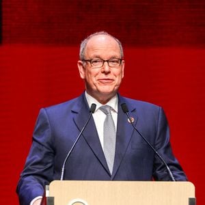 Ce lundi 16 mars 2026, le prince Albert a ouvert l’événement en saluant la relation particulière entre la Principauté et le Guide.

Le Prince Albert II de Monaco lors de la cérémonie des remises des Etoiles Michelin 2026 au Grimaldi Forum à Monaco le 16 mars 2026. 

© Jean-Marc Lhomer/Bestimage