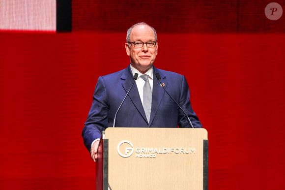Ce lundi 16 mars 2026, le prince Albert a ouvert l’événement en saluant la relation particulière entre la Principauté et le Guide.

Le Prince Albert II de Monaco lors de la cérémonie des remises des Etoiles Michelin 2026 au Grimaldi Forum à Monaco le 16 mars 2026. 

© Jean-Marc Lhomer/Bestimage