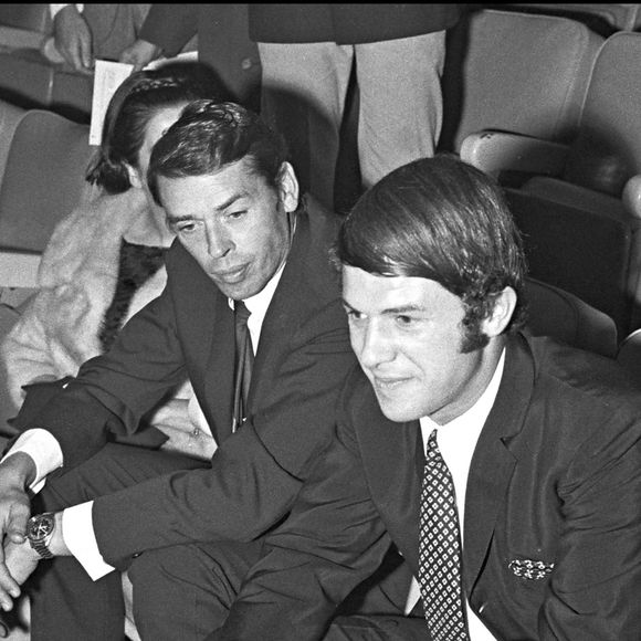 Dans l'industrie de la musique, le défunt s'était brillamment distingué avec ses albums de reprises des compositions de son oncle, avec lequel il était souvent comparé. 


Archives - Salvatore Adamo, Bourvil et Jacques Brel lors de la première du film "Les Arnaud" à Paris. (©DANIEL ANGELI / BESTIMAGE)