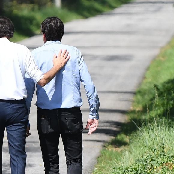 Anthony Delon et son demi-frère Alain-Fabien découvrent les hommages devant les grilles de la propriété de Douchy, quelques heures avant les obsèques de leur père, A.Delon, le 24 août 2024. © Agence / Bestimage