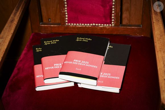 Exclusif - Richard Malka a reçu le Prix de La Revue des Deux Mondes 2025 des mains de Aurélie Julia et de Marc Ladreit de Lacharrière,  en présence de Luce Perrot, Valérie Toranian, Franz-Olivier Giesbert, Emmanuel Chain, Emmanuel Kasarhérou, et de nombreux invités au Bistrot de Paris. Paris, France, le 03 juin 2025. © Jack Tribeca / Bestimage