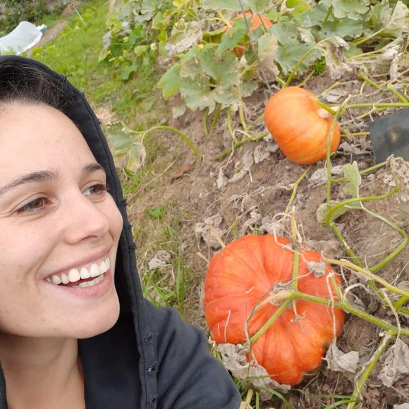 Lucie Lucas dans son petit village breton de Plorec