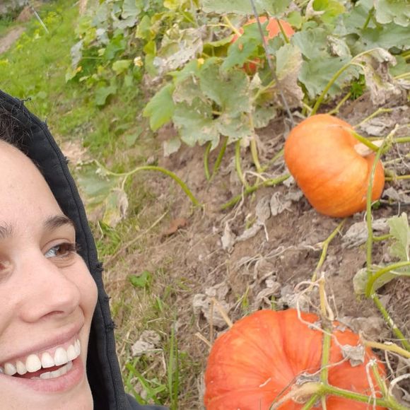 Lucie Lucas dans son petit village breton de Plorec