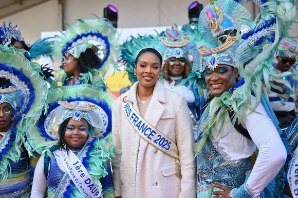 En effet, en janvier, elle avait donné une interview à Sud Radio qui s'était mal déroulée. 

Miss France 2025 Angelique Angarni-Filopon  le 24 octobre 2025 au Havre, France. 
Photo par Franck Castel/ABACAPRESS.COM