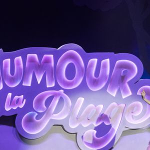 Exclusif - Marine Leonardi - Enregistrement de l'émission "L'humour à la plage" pour la 2eme édition du festival de Juan les Pins à la pinède Gould le 27 juin 2025. C'est l'humoriste français Kev Adams qui a initié et mis en scène ce festival dans la ville de ses grand-parents où il a passé ses vacances quand il était plus jeune. Sa grand-mère fait partie du Show aux côtés d'un plateau d'humoristes exceptionnels.
Après le succès de la première édition, TF1 et Kev Adams vous donnent rendez-vous pour une nouvelle soirée d’humour inédite et festive. Tourné face à la mer, dans l’écrin magique de la pinède Gould à Juan-les-Pins, « L’Humour à la Plage » revient pour une 2e édition encore plus ambitieuse : un grand show à ciel ouvert, pour rire ensemble et démarrer l’été en beauté. 
Une carte postale en guise de scène avec une ambiance unique; Imaginé comme une véritable fête de l’humour à ciel ouvert, sous les pins, les pieds dans le sable et la tête dans les étoiles, « L’Humour à la Plage » rassemble le temps d’un soir les plus grands noms de l’humour avec des duos inédits, des sketchs exclusifs, des impros, des happenings, des surprises… et une énergie communicative portée par un public survolté. 
Une programmation exceptionnelle qui donne le sourire; Pour cette 2ème édition, Kev Adams s’est entouré de Gad Elmaleh, Camille Lellouche, Maxime Gasteuil, Élodie Poux, Franck Dubosc, Marine Leonardi, Anne Roumanoff, Chantal Ladesou, Marie s’infiltre, Nino Arial, Az, Titoff, Kody… Et de nombreux invités-surprise que vous n’avez jamais vus sur la scène d’un gala d’humour.
Un spectacle familial, solaire et intergénérationnel; Conçu pour rassembler toutes les générations, « L’Humour à la Plage » promet de faire du rire un moment de fête. Un show festif, solaire, et populaire, à savourer ensemble pour bien démarrer l’été.
L'émission du e gala « L'Humour à la Plage » sera diffusése sur TF1 le 15 juillet à 21h10 pour une soirée unique de rires et de surprises ! © Bruno Bebert / Bestimage