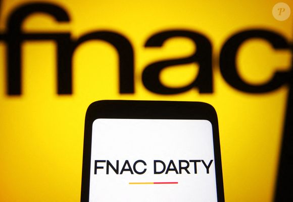 Dans cette photo d'illustration, le logo du Groupe Fnac Darty apparaît sur l'écran d'un smartphone. Photo par Pavlo Gonchar/SOPA Images/SPUS/ABACAPRESS.COM