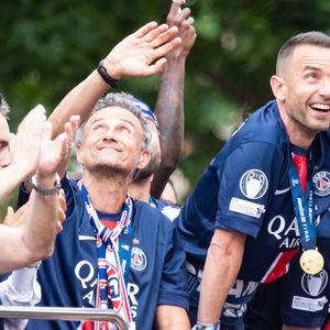 Luis Enrique - Les joueurs du PSG paradent sur les Champs-Elysées après leur victoire historique (5-0) en finale de la Ligue Des Champions 2025. Paris, le 1er juin 2025.
© Baptiste Autissier / PsnewZ / Bestimage