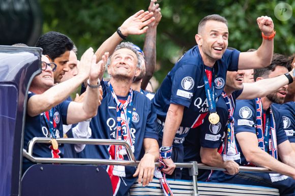 Luis Enrique - Les joueurs du PSG paradent sur les Champs-Elysées après leur victoire historique (5-0) en finale de la Ligue Des Champions 2025. Paris, le 1er juin 2025.
© Baptiste Autissier / PsnewZ / Bestimage