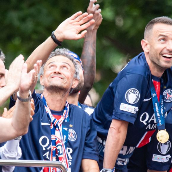 Luis Enrique - Les joueurs du PSG paradent sur les Champs-Elysées après leur victoire historique (5-0) en finale de la Ligue Des Champions 2025. Paris, le 1er juin 2025.
© Baptiste Autissier / PsnewZ / Bestimage