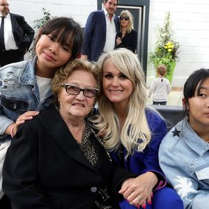 Exclusif - Prix Spécial - Elyette Boudou (Mamie Rock), Laeticia Hallyday et ses filles Jade et Joy - Laeticia Hallyday reçoit la médaille de la ville de Toulouse en compagnie de ses filles et d'Elyette Boudou avant de quitter l'Esplanade Johnny Hallyday. Laeticia Hallyday et ses filles Jade et Joy sont venues inaugurer une esplanade portant le nom de Johnny Hallyday située en face du Zénith de Toulouse, le 15 juin 2019, date hautement symbolique puisque le rockeur aurait eu 76 ans. Laeticia porte le pendentif crucifix de Johnny autour du cou. © Dominique Jacovides/Bestimage