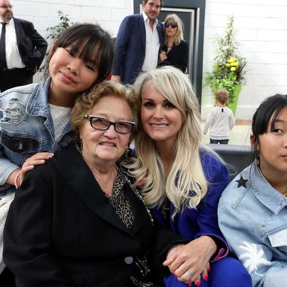 Exclusif - Prix Spécial - Elyette Boudou (Mamie Rock), Laeticia Hallyday et ses filles Jade et Joy - Laeticia Hallyday reçoit la médaille de la ville de Toulouse en compagnie de ses filles et d'Elyette Boudou avant de quitter l'Esplanade Johnny Hallyday. Laeticia Hallyday et ses filles Jade et Joy sont venues inaugurer une esplanade portant le nom de Johnny Hallyday située en face du Zénith de Toulouse, le 15 juin 2019, date hautement symbolique puisque le rockeur aurait eu 76 ans. Laeticia porte le pendentif crucifix de Johnny autour du cou. © Dominique Jacovides/Bestimage