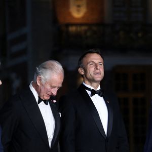 Mais ils ne logeront pas au palais de Buckingham 
La reine consort Camilla Parker Bowles, le roi Charles III d'Angleterre, Emmanuel Macron et sa femme Brigitte - Dîner d'Etat au château de Versailles en l'honneur de la visite officielle du roi Charles III d'Angleterre et de la reine consort Camilla Parker Bowles de 3 jours en France. Le 20 septembre 2023 © Stéphane Lemouton / Bestimage