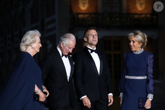 Mais ils ne logeront pas au palais de Buckingham 
La reine consort Camilla Parker Bowles, le roi Charles III d'Angleterre, Emmanuel Macron et sa femme Brigitte - Dîner d'Etat au château de Versailles en l'honneur de la visite officielle du roi Charles III d'Angleterre et de la reine consort Camilla Parker Bowles de 3 jours en France. Le 20 septembre 2023 © Stéphane Lemouton / Bestimage
