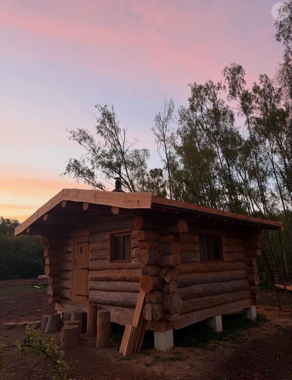 Sa cabane en bois en pleine forêt est terminée

Vianney a terminé la construction de sa cabane en bois en pleine forêt et montre le résultat sur Instagram le 12 avril 2026.