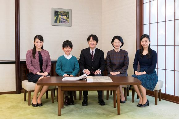 Le prince japonais Akishino pose avec son épouse la princesse Kiko et leurs enfants, la princesse Mako, la princesse Kako et le prince Hisahito à leur résidence à Tokyo le 30 novembre 2018. Photo : Imperial Household Agency of Japan via Bestimage