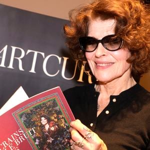 Exclusif - Fanny Ardant dédicace son livre "Ne Crains Pas le Bruit de mes Ailes" aux éditions Selena à la Librairie Artcurial à Paris le 12 novembre 2025. © Cédric Perrin / Bestimage