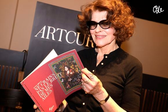 Exclusif - Fanny Ardant dédicace son livre "Ne Crains Pas le Bruit de mes Ailes" aux éditions Selena à la Librairie Artcurial à Paris le 12 novembre 2025. © Cédric Perrin / Bestimage