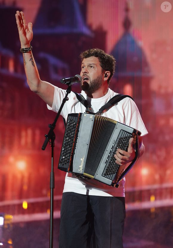 Exclusif - Claudio Capéo lors du concert du gala de Noël de l'association Tout le monde contre le cancer fête ses 20 ans diffusé le 24 décembre sur M6 à l'Adidas Aren Porte de la Chapelle à Paris, France, le 4 décembre 2025. © Coadic Guirec/Bestimage